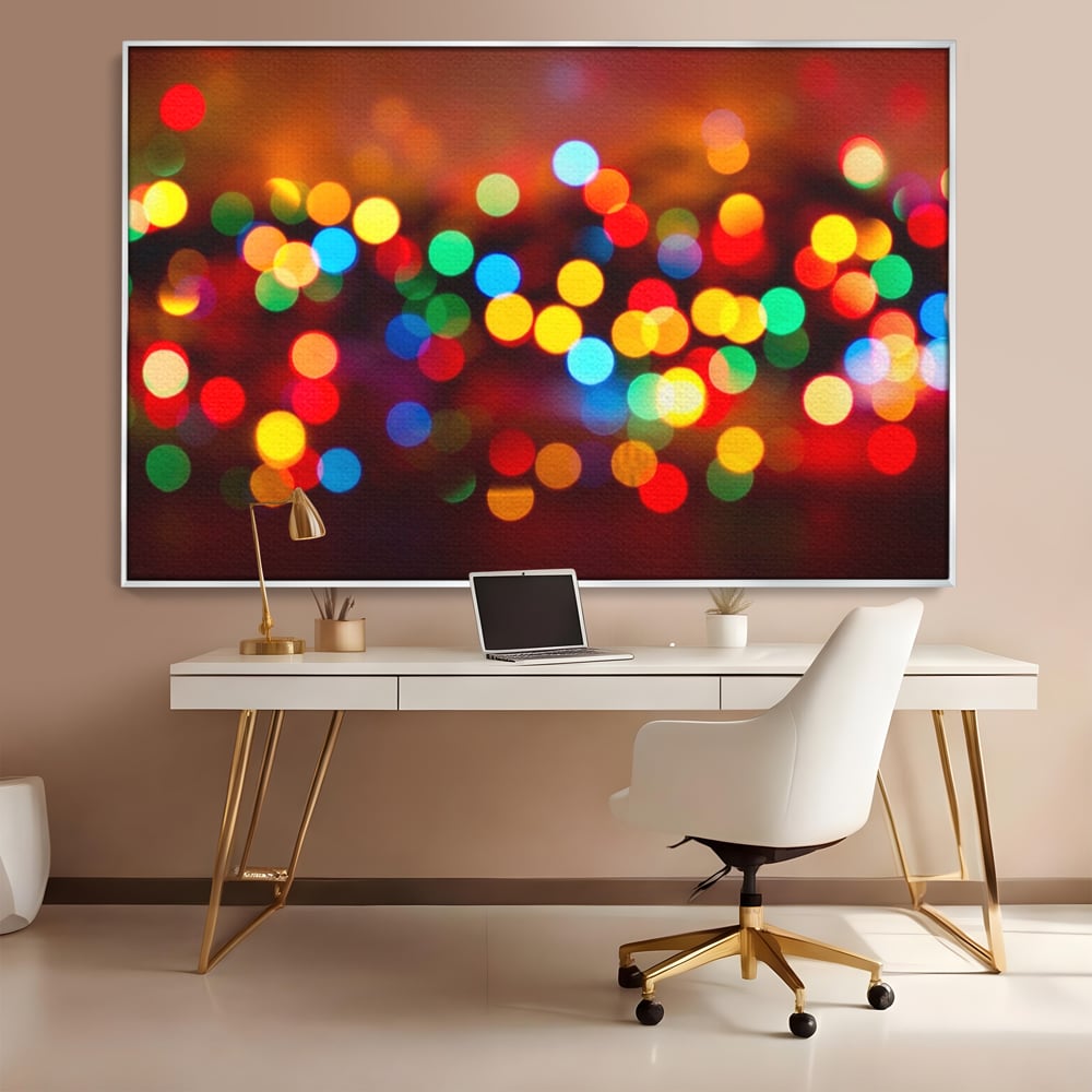 Tablou canvas cu tablou canvas cu lumini bokeh, in rama de aluminiu argintiu, pe perete intr-un birou